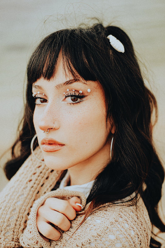femme - piercings - perles - palge - septum - narine