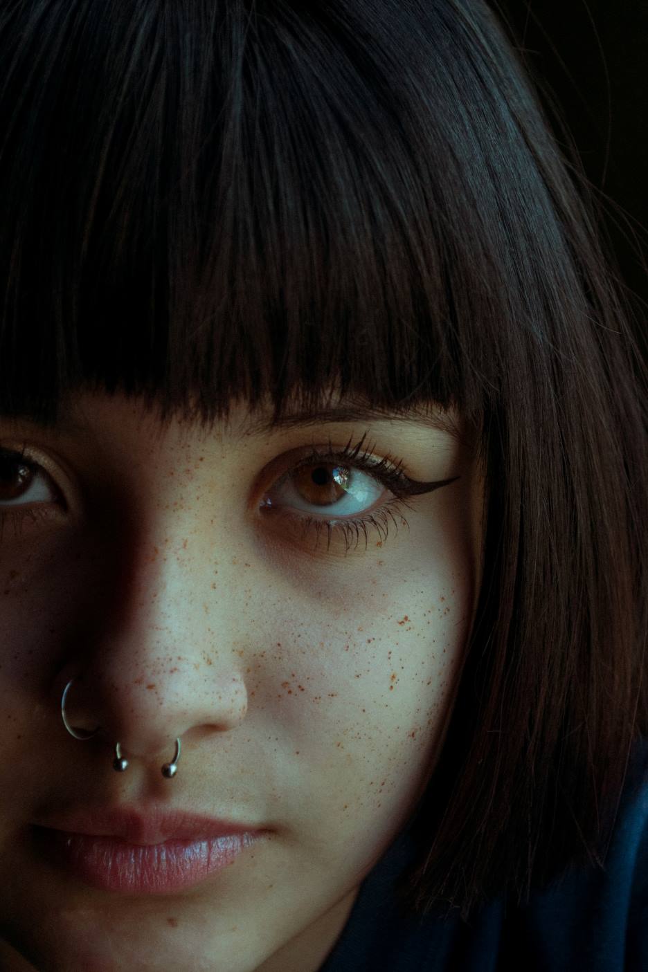 regard de jeune femme avec un ensemble de piercing de nez: narine et septum. bijoux Costeel Jewelry